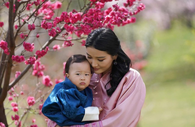 Khoe ảnh gia đình đẹp ngất ngây nhân dịp con trai út tròn 1 tuổi, Hoàng hậu Bhutan lại khiến vạn người mê đắm bởi nhan sắc lên hương - Ảnh 7.