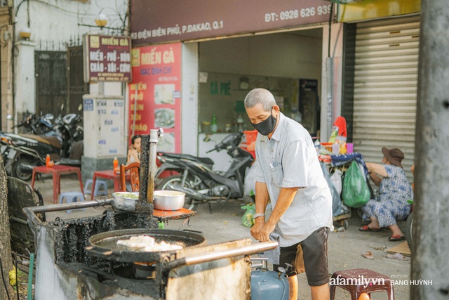 2 mảnh đời già bán bột chiên vỉa hè nuôi đứa cháu nhỏ bị bỏ rơi, hơn 30 năm vẫn treo giá rẻ bèo khiến khách năn nỉ xin ông bà bán đắt hơn chút - Ảnh 8.