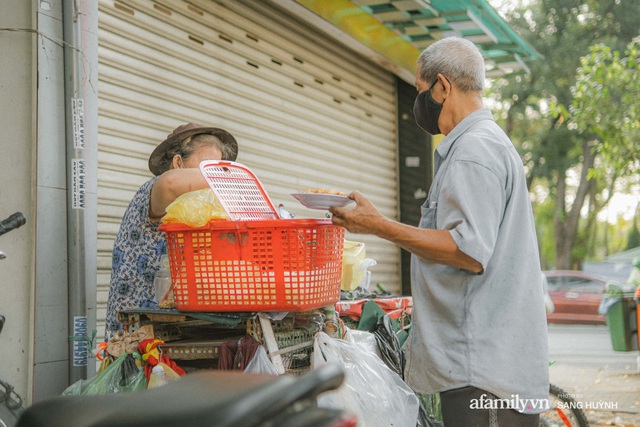 2 mảnh đời già bán bột chiên vỉa hè nuôi đứa cháu nhỏ bị bỏ rơi, hơn 30 năm vẫn treo giá rẻ bèo khiến khách năn nỉ xin ông bà bán đắt hơn chút - Ảnh 9.