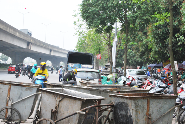 Hoạt động đã gần chục năm, chung cư cao cấp nhếch nhác, người lớn phơi quần áo trên sân chơi trẻ em và hàng loạt sai phạm tồn đọng không giải quyết - Ảnh 3.