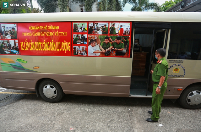 Làm căn cước công dân gắn chip trên ôtô lưu động: Ra khỏi hẻm là làm được ngay - Ảnh 1.