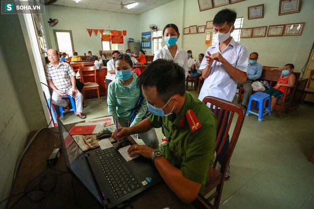 Làm căn cước công dân gắn chip trên ôtô lưu động: Ra khỏi hẻm là làm được ngay - Ảnh 2.