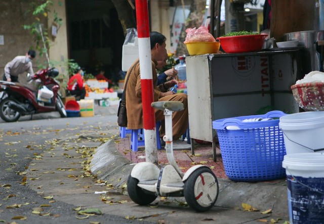 Quán phở Hà Nội giao hàng bằng xe điện cân bằng - Ảnh 2.