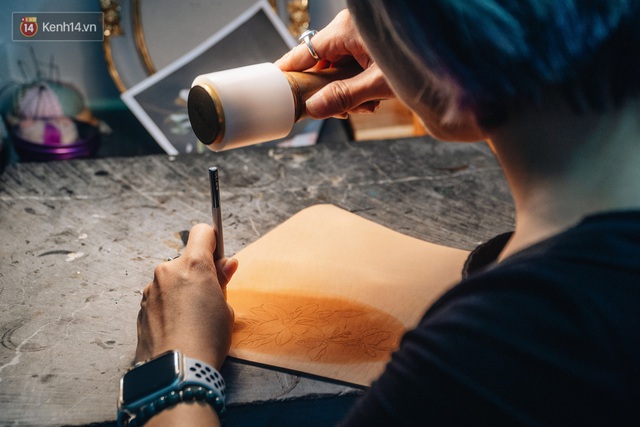 Leaving her job as a designer, the Hanoi girl began her strange sculpting career from ... the given piece of leather - Photo 1.