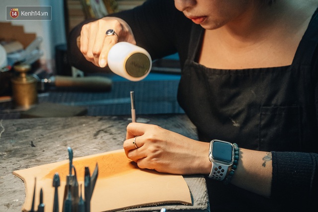 Leaving her job as a designer, the Hanoi girl began her strange sculpting career from ... a piece of broken leather - Photo 14.