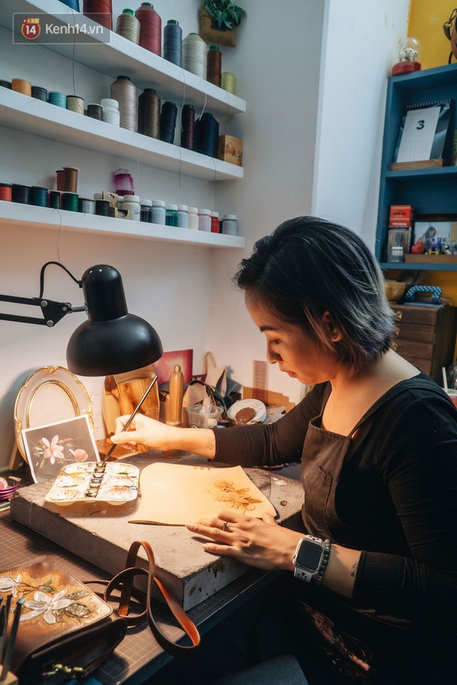 Leaving her job as a designer, the Hanoi girl began her strange sculpting career from ... a piece of broken leather - Photo 19.