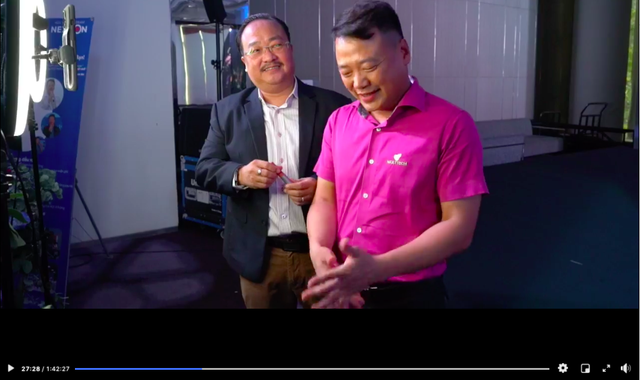 Shark Bình mặc áo hồng ‘oánh’ son cam livestream bán hàng - Ảnh 3.