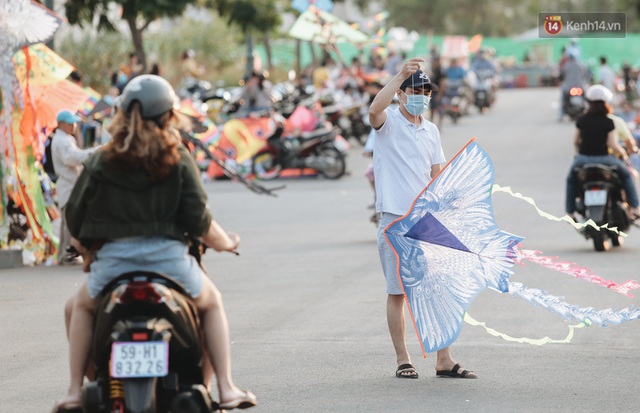 Mối lo khác sau vụ nhiều người đi đường bị dây diều cứa vào cổ: Đường dây điện bị quấn bởi hàng chục cánh diều - Ảnh 4.