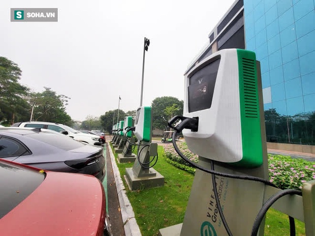  Cận cảnh những trạm sạc nhanh đầu tiên cho ô tô điện VinFast tại Hà Nội - Ảnh 1.