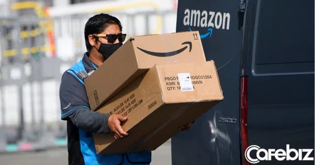 Cảnh giới’ giao hàng của shipper Amazon: Đi ‘nặng’ vào túi, thay băng vệ sinh ngay trên xe để tiết kiệm thời gian - Ảnh 1.