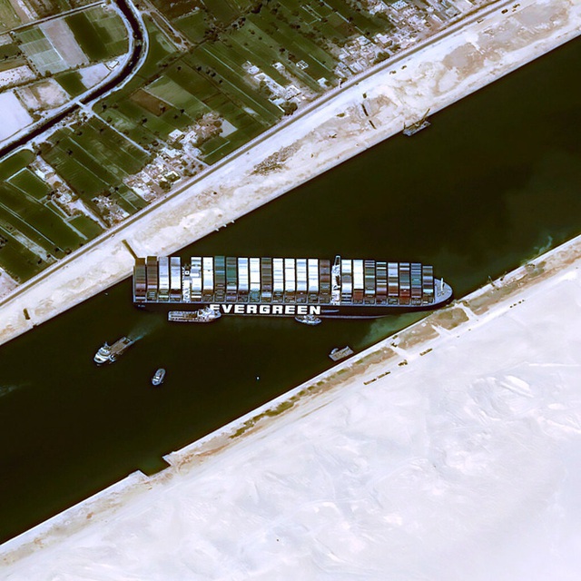 Khi máy xúc và tàu kéo vô dụng, các chuyên gia đang chờ Thiên Nhiên ra tay giải cứu tàu Ever Given mắc cạn tại kênh đào Suez - Ảnh 1.