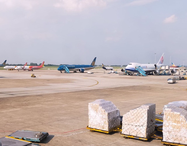  Máy bay lăn quá vạch dừng tại sân bay Nội Bài, tiềm ẩn rủi ro mất an toàn  - Ảnh 1.