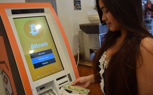 Rút tiền mặt trực tiếp trên máy ATM Bitcoin tại New Jersey (Mỹ).