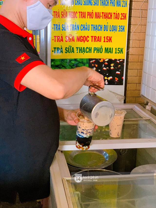 Tiệm trà sữa chảnh nhất Sài Gòn: Ai mua nhiều quá thì hổng bán, uống có ngon không mà phải xếp hàng mệt dữ vậy? - Ảnh 14. Tiệm trà sữa chảnh nhất Sài Gòn: Ai mua nhiều quá thì hổng bán, uống có ngon không mà phải xếp hàng mệt dữ vậy? - Ảnh 14.