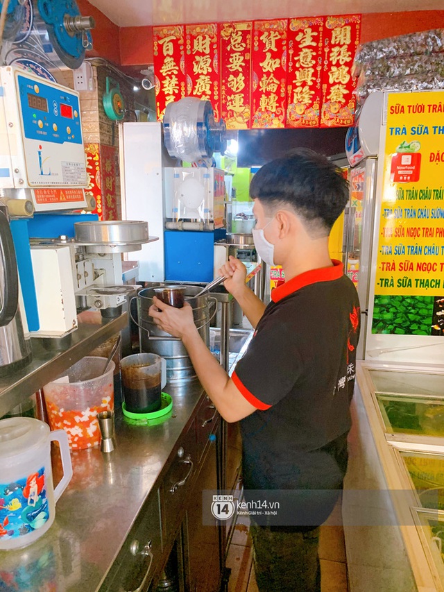 Tiệm trà sữa chảnh nhất Sài Gòn: Ai mua nhiều quá thì hổng bán, uống có ngon không mà phải xếp hàng mệt dữ vậy? - Ảnh 15. Tiệm trà sữa chảnh nhất Sài Gòn: Ai mua nhiều quá thì hổng bán, uống có ngon không mà phải xếp hàng mệt dữ vậy? - Ảnh 15.