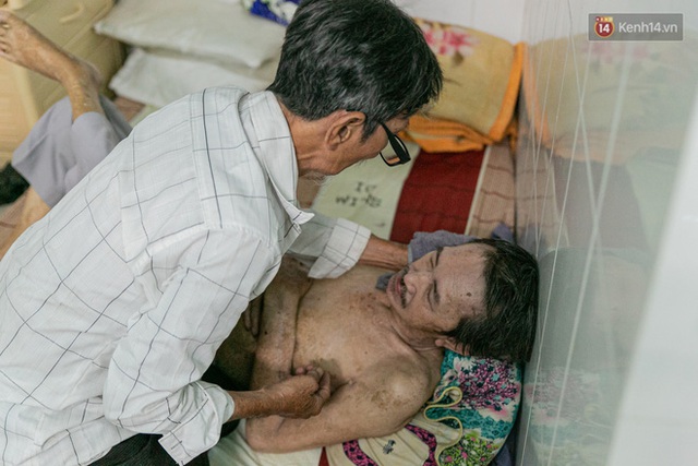 Cụ ông già yếu kiếm tiền nuôi người bạn 50 năm bị mất trí nhớ ở Sài Gòn: “Mình còn khỏe ngày nào thì mình sẽ chăm sóc cho Thái ngày đó - Ảnh 4.