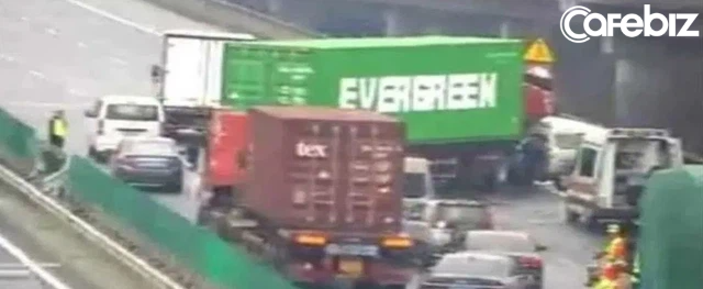 ‘Học theo’ tàu Ever Given, xe container Ever Green mắc kẹt trên cao tốc khiến giao thông tê liệt - Ảnh 1.