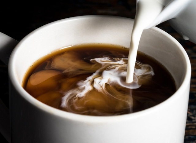  Vì sao không nên pha cà phê với sữa đặc, đường trắng? Top 5 nguyên liệu pha cà phê hại sức khỏe nhất - Ảnh 2.