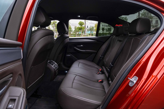 Vừa mua VinFast Lux A2.0 bản full, chủ xe chưa đi đăng kí đã bán với giá rẻ hơn Toyota Camry - Ảnh 18.