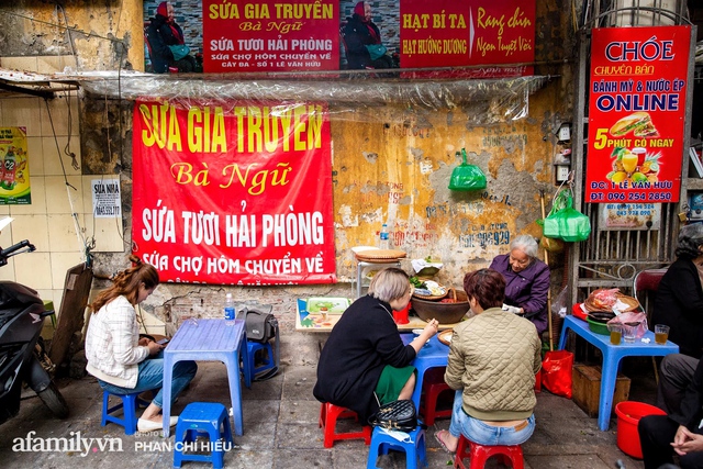 Bà chủ hàng sứa đỏ 3 đời người ở Hà Nội tiết lộ phần ngon nhất của con sứa khi rộ mùa, bật mí chỉ dùng dao tre thay vì dao thép để cắt sứa càng khiến món ăn thêm bí hiểm - Ảnh 2.