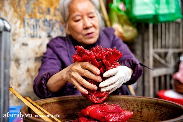 Bà chủ hàng sứa đỏ 3 đời người ở Hà Nội tiết lộ phần ngon nhất của con sứa khi rộ mùa, bật mí chỉ dùng dao tre thay vì dao thép để cắt sứa càng khiến món ăn thêm bí hiểm - Ảnh 4.