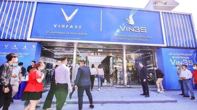  Bên trong loạt showroom xe máy điện VinFast kết hợp trung tâm trải nghiệm Vin3S “xịn xò” - Ảnh 2.