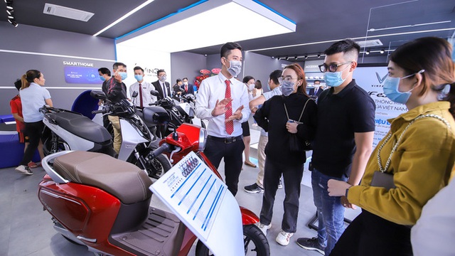  Bên trong loạt showroom xe máy điện VinFast kết hợp trung tâm trải nghiệm Vin3S “xịn xò” - Ảnh 12.