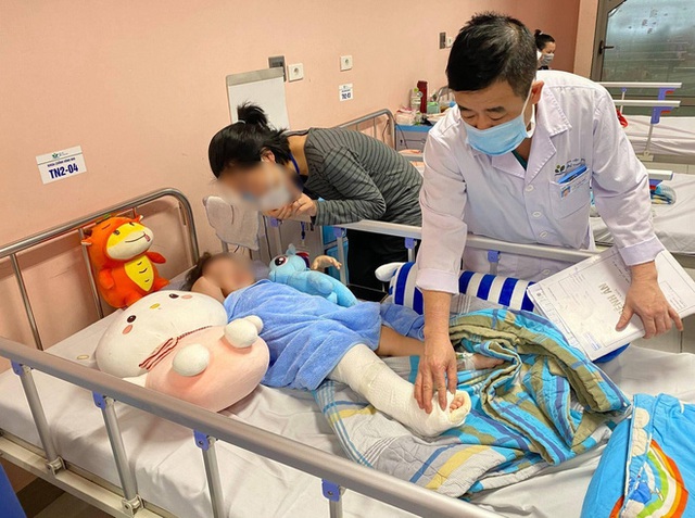 Bé gái 3 tuổi ngã từ tầng 12 chung cư ở Hà Nội dự kiến được xuất viện vào ngày mai - Ảnh 2.