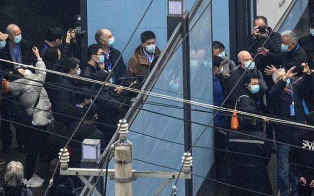 Các chuyên gia trong đội điều tra của WHO đi thị sát chợ hải sản ở Vũ Hán. Ảnh: Getty Images