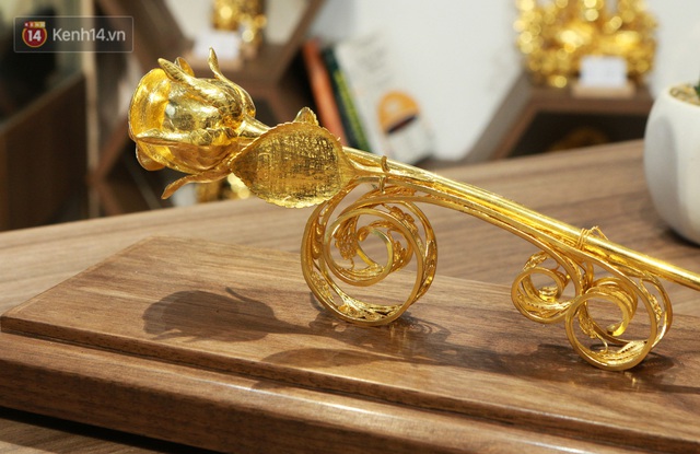 Cận cảnh hoa hồng đúc vàng giá 330 triệu đồng được đại gia Hải Phòng mua làm quà tặng ngày 8/3 - Ảnh 1.