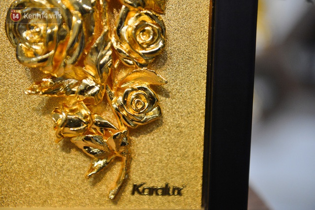 Cận cảnh hoa hồng đúc vàng giá 330 triệu đồng được đại gia Hải Phòng mua làm quà tặng ngày 8/3 - Ảnh 11.