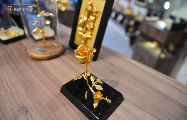 Cận cảnh hoa hồng đúc vàng giá 330 triệu đồng được đại gia Hải Phòng mua làm quà tặng ngày 8/3 - Ảnh 12.