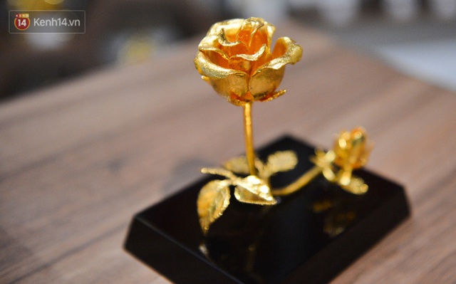 Cận cảnh hoa hồng đúc vàng giá 330 triệu đồng được đại gia Hải Phòng mua làm quà tặng ngày 8/3 - Ảnh 13.