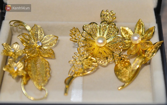 Cận cảnh hoa hồng đúc vàng giá 330 triệu đồng được đại gia Hải Phòng mua làm quà tặng ngày 8/3 - Ảnh 16.
