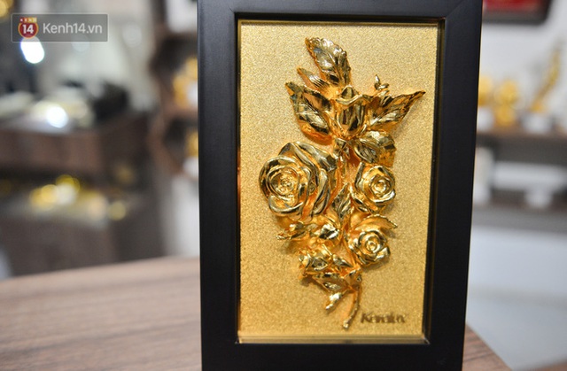 Cận cảnh hoa hồng đúc vàng giá 330 triệu đồng được đại gia Hải Phòng mua làm quà tặng ngày 8/3 - Ảnh 10.