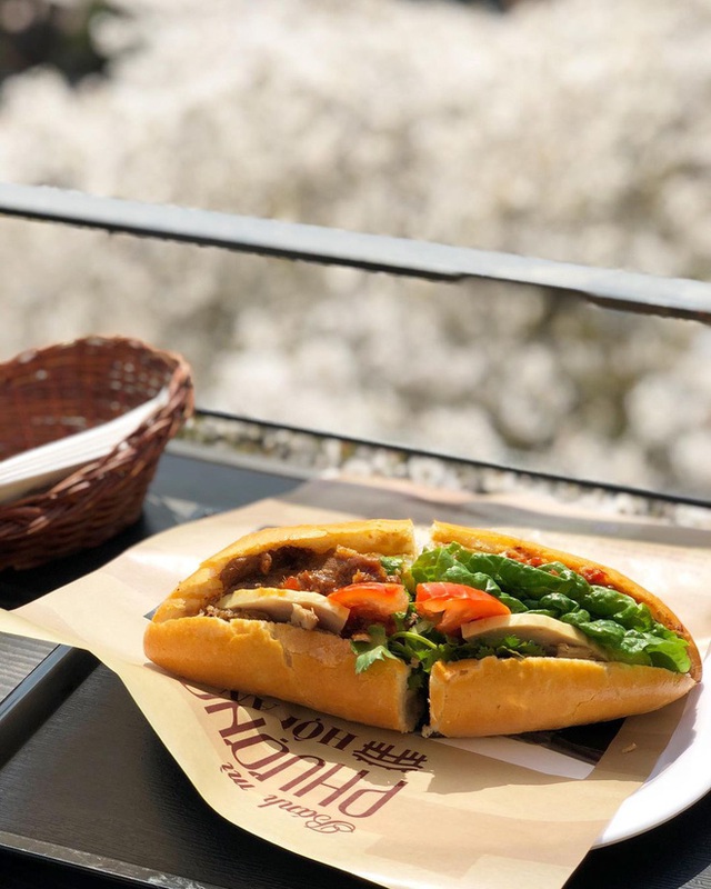 Quá tự hào với 5 tiệm bánh mì made in Vietnam ở nước ngoài: Đắt hàng như tôm tươi, bạn bè quốc tế check in rần rần - Ảnh 1.