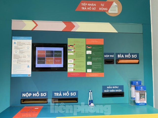  Cận cảnh ATM tiếp nhận trả hồ sơ hành chính tự động đầu tiên ở Việt Nam - Ảnh 1.