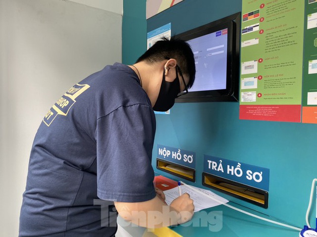  Cận cảnh ATM tiếp nhận trả hồ sơ hành chính tự động đầu tiên ở Việt Nam - Ảnh 10.