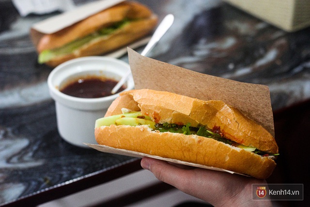 Hàng bánh mì kiêu chảnh nhất Hà Nội nhưng khách xếp hàng nườm nượp: Có gì mà hot quá vậy? - Ảnh 5.