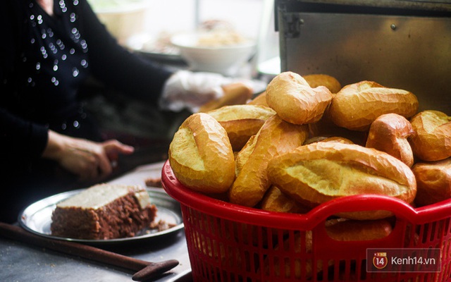 Hàng bánh mì kiêu chảnh nhất Hà Nội nhưng khách xếp hàng nườm nượp: Có gì mà hot quá vậy? - Ảnh 9.