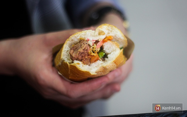 Hàng bánh mì kiêu chảnh nhất Hà Nội nhưng khách xếp hàng nườm nượp: Có gì mà hot quá vậy? - Ảnh 11.