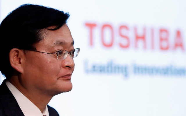 Trước tin bán mình với giá 20 tỷ USD, CEO Toshiba bất ngờ từ chức