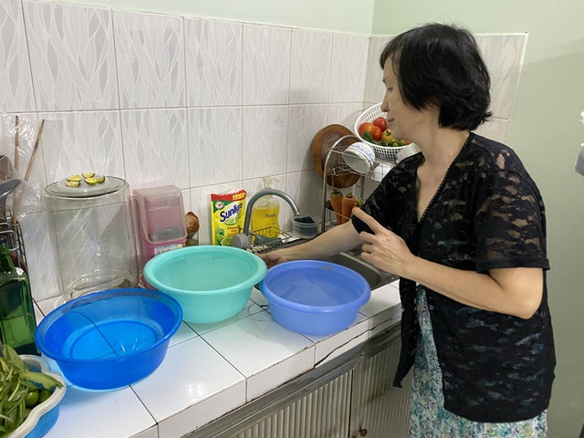 Khổ như Sài Gòn cúp nước: Người dân phải “nhịn” vệ sinh buổi tối, tích trữ nước trước 5 giờ chiều - Ảnh 4.