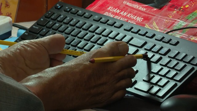 Thầy giáo Nguyễn Ngọc Ký trong tuổi thơ: 11 năm chạy thận, tập gõ phím bằng ngón chân để sáng tác văn học - Ảnh 1.