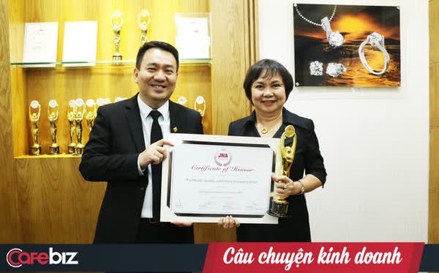 Chủ tịch và CEO của PNJ đang nhận giải thưởng Doanh nghiệp xuất sắc nhất Châu Á - Thái Bình Dương năm 2020 của JNA.