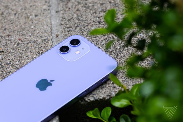 Cận cảnh iPhone 12 màu tím mộng mơ - Ảnh 2. Cận cảnh iPhone 12 màu tím mộng mơ - Ảnh 2.