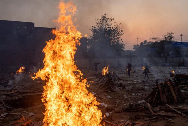 Hỏa thiêu tập thể tại Ấn Độ: Chùm ảnh cho thấy Địa ngục Covid đang diễn ra kinh hoàng như thế nào - Ảnh 2.