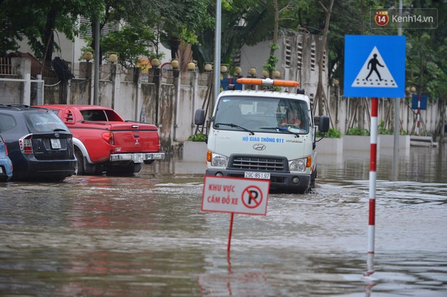 Ảnh: Đường vào chung cư ở Hà Nội ngập trong biển nước, hàng chục xe ô tô mắc kẹt chờ được giải cứu - Ảnh 13.
