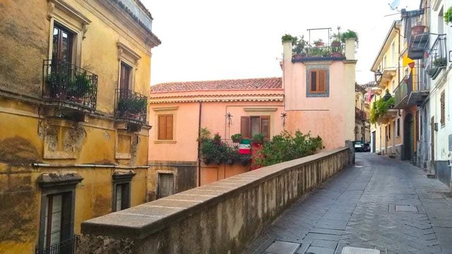 Thêm một thị trấn ở Italia rao bán nhà với giá 1 euro - Ảnh 2.