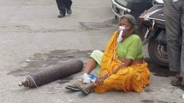 Xót xa bức ảnh cụ bà ngồi lả bên cạnh bình oxy giữa cơn bão Covid-19 càn quét Ấn Độ, câu chuyện phía sau khiến tất cả giật mình - Ảnh 5.